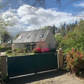 Maison calme au milieu d'un parc arboré de 3000m2, hôtel au Faouët