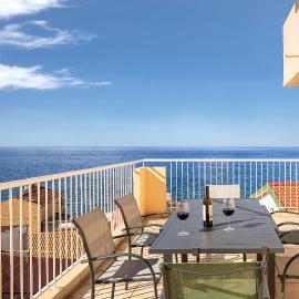 villa com piscina entre o mar e as montanhas