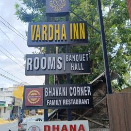 HOTEL VARDHA Inn، فندق في Bhavāni