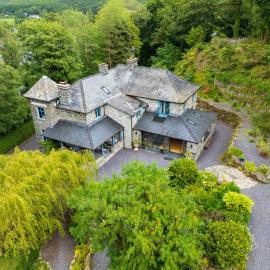 Ty Pandy Eclectic Luxury Family cottage Sleeps 8 adults and 2 children