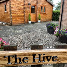 Worcester में, होटल The Hive - A Cosy, Pet Friendly, Rural Log Cabin with far reaching views