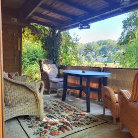 Romantische Gartenlaube mit Blick auf die Elbe