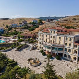 Kala Kretosa Hotel, hotel Calopezzatiban