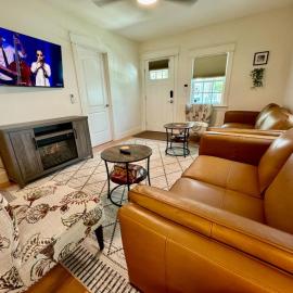 Modern Cottage Downtown. Pet Yes