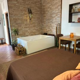 Romántico estudio rodeado de naturaleza con jacuzzi gigante