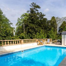 New School Rooms estate close to Bath including heated swimming pool,hot tub,WIFI, pool table, parking, hotel in Box