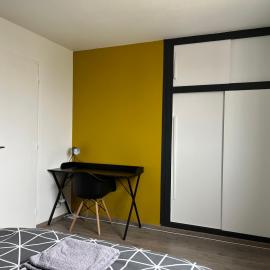 chambre privée jaune dans appartement partagé, hotel in Orléans
