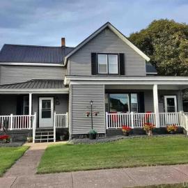 Spacious 4 BR 2BA Home with Bar and Fenced Yard, hotel in Ironwood