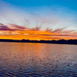 Lake Front Home with Pool and Stunning Views, hotel a Annandale