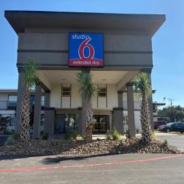Studio 6 Alvin, TX, hotel u gradu 'Alvin'