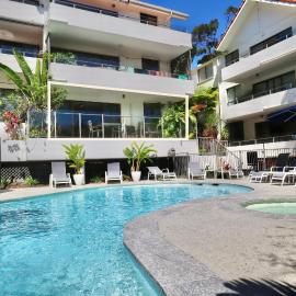 Chic 2 bdrm Poolside Apartment