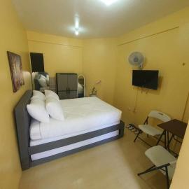 Lucena Meg's Studio Apmnt Deluxe rm-Near SM-Wifi, hotel in Lucena