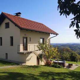 Apartma Hiša na Ravnah with hot tub, hotel Pišece városában