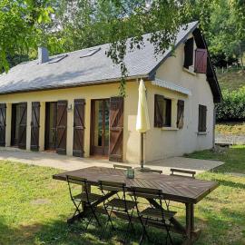 Charmant gîte de montagne avec cheminée, hotel in Saint-Paul-de-Salers
