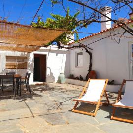 StoryHouse33 - Casa com histórias, pátio e jacuzzi, Hotel in Vila Boim