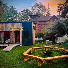 tiny house BARACZEK Brno-Jundrov, ulice Veslařská, hotel in Kamenný Mlýn