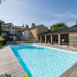 Le Grand Verger : gîte familial avec piscine, hotel a Vivonne