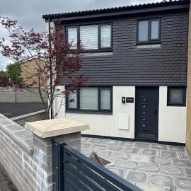 Uber Stylish 3 bedroom home off Road parking near town centre and Bike Park Wales, hotel in Merthyr Tydfil