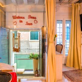Venice Luxury Watersdoor