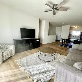 Papillion The White Pine Modern Spacious with Garage, hotel sa Papillion