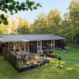 2 Bedroom Lovely Home In Hadsund, hotel in Hadsund