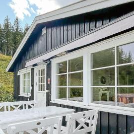 4 Bedroom Cozy Home In Bø I Telemark, hotel a Lifjell