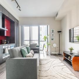 Downtown Condo Near CN Tower, Hot Tub, Pool Access, хотел в Торонто