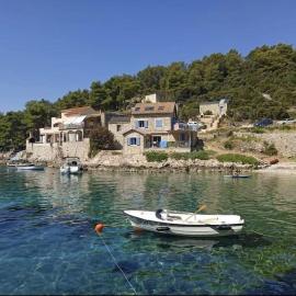 Seaside house in wilderness, hotel in Zastražišće