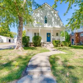 Walk to Dtwn Warrensburg: Cozy Family Home!, hotel en Warrensburg