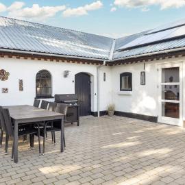 Charming Farmhouse Retreat, Hotel in Frederikshavn