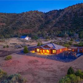 Retreat, Zion view, Hot Tub, RV Parking, 27 miles Zion