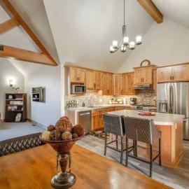 Mountain View Chalet Getaway 5 Min to Town