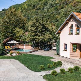 Lodge Zeleni svet, hotel a Crni Vrh