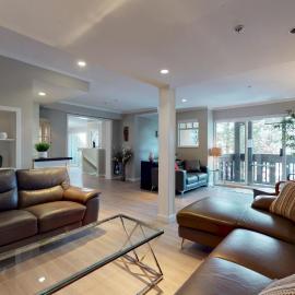 LAGOONS 20 Village location Rare 5BDR Condo With Private Hot Tub, hotelli kohteessa Whistler