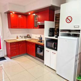 03 - Joli studio traversant situé au rdc avec 2 lits, tout équipé pour 1, 2 ou 3 personnes maximum, entrée indépendante donnant sur parking dont une place est réservée devant la porte, grand fourgon possible et jolie terrasse à l'arrière comme une maison