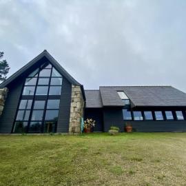 Large farmhouse with garden and sea view for 8 people, hotel v destinácii Locquénolé