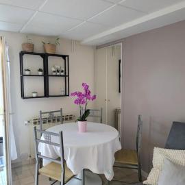 Charmant appartement 35 m2 avec terrasse et jardin, hotel Domont városában