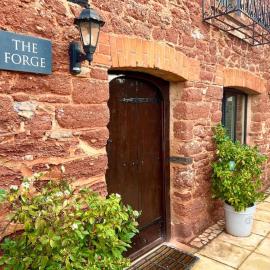 Countryside converted barn with hot tub and one parking space, hotel in Newton Abbot