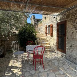 Vila, Upper Qeparo