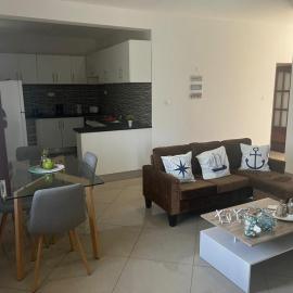 Near Beach 2 Bed Apt
