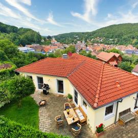 Casa-Philipp, mediterrane, lichtdurchflutete, stilvolle Ruhe-Oase, ebenerdig, mit Garten, Terrasse, Grill und Sauna im Naturparadies Fränkische Schweiz, hotel in Unterleinleiter