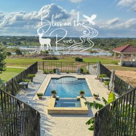 Bliss On The River, hotel in Llano