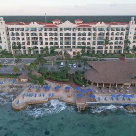 403 Landmark Resort Cozumel beachfront condo, hótel í Cozumel
