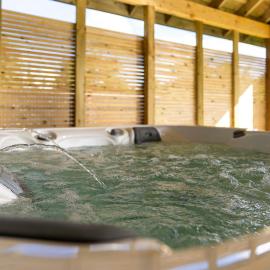 Large Family Home with Hot Tub or Jacuzzi, Log Burner, hotel in Bearsden