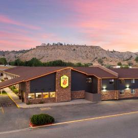 Super 8 by Wyndham Columbus، فندق في Columbus