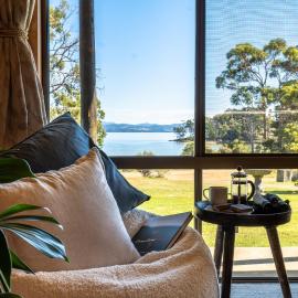 Waterfront Cabin Retreat - Sea Views with Breakfast Hamper & Local Produce, hotel in Lunawanna