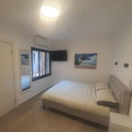 Ryo 14 דירת סטודיו ליד חוף הים לנופש מושלם, hotel in Bat Yam
