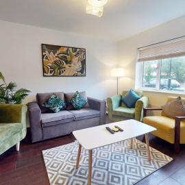 Parlaunt House - 3 bedroom with Free parking