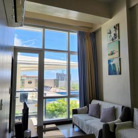 High Ceiling Home by the Pool with Wi-Fi and Netflix, hotel in Lapu Lapu City