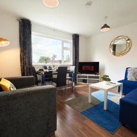 Spacious and Bright 2 Bedroom Apartment, Sleeps 6, 1st Floor with Free Parking, Business and Leisure by Jesswood Properties